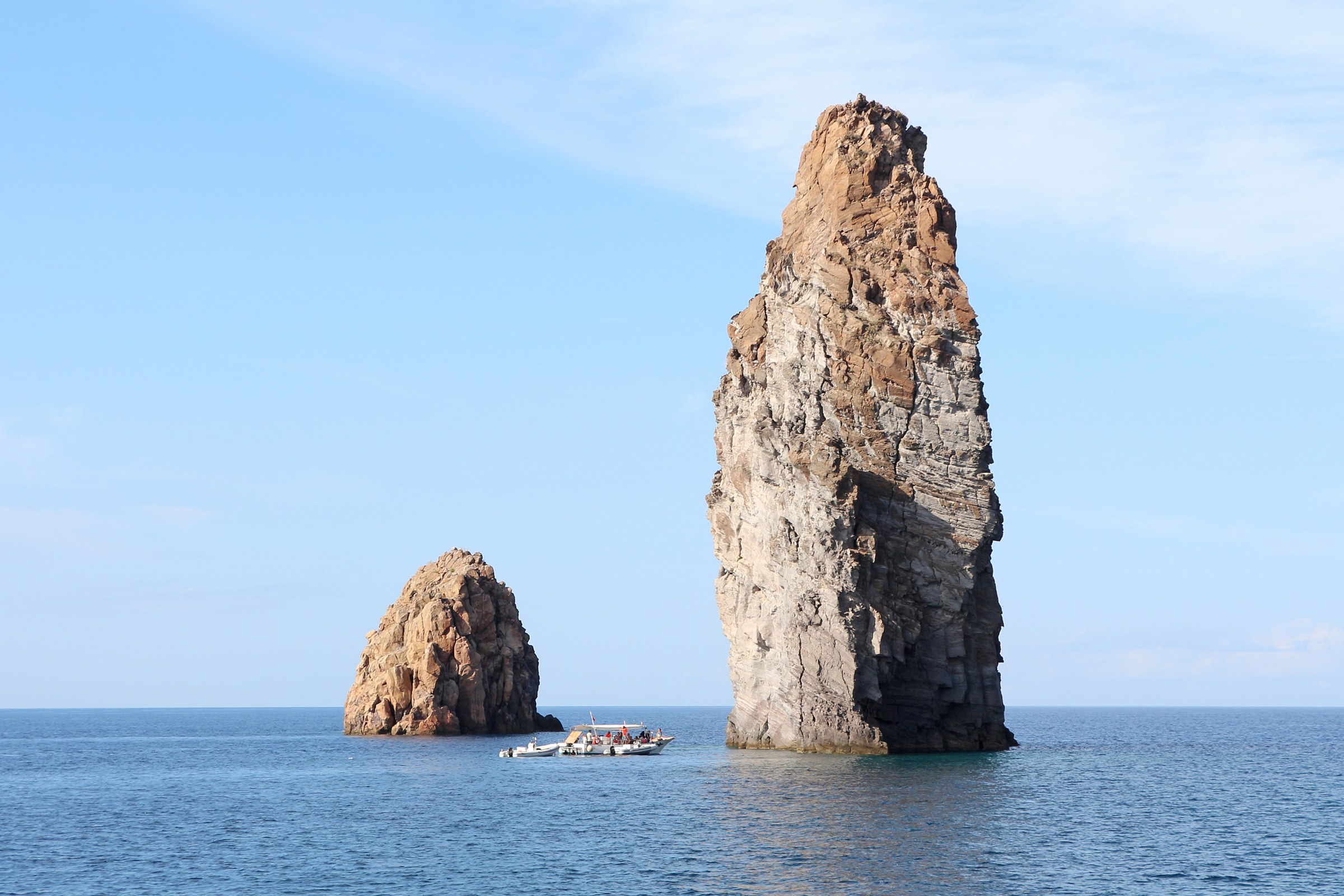 I faraglioni di Lipari affacciati sul mare